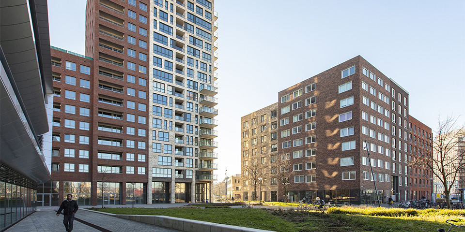 Nieuwe woontoren in Leiden springt in het oog vanwege repeterend karakter en grote glasvlakken