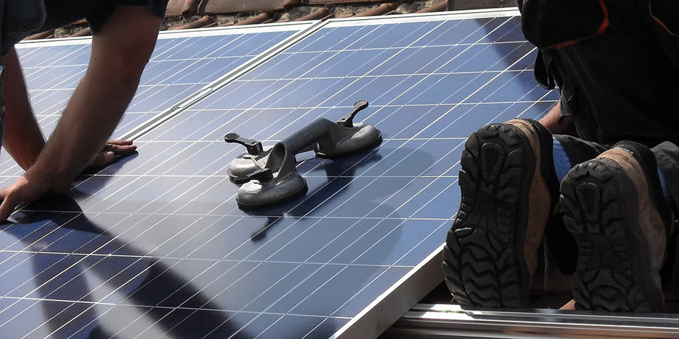 Zonnepannen vs zonnepanelen op het dak: wat zijn de belangrijkste verschillen?