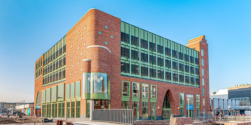 Bibliotheek Alphen aan den Rijn: Gevarieerd gevelbeeld