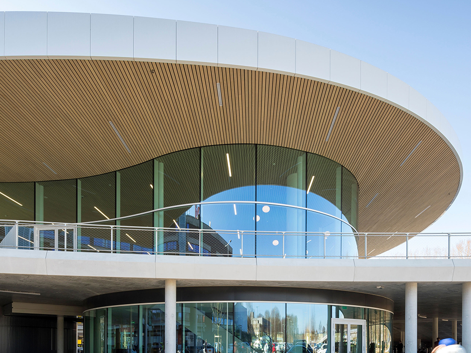 Het nieuwe entreegebouw van het Amsterdam Universitair Medisch Centrum is vormgegeven als een glazen paviljoen.